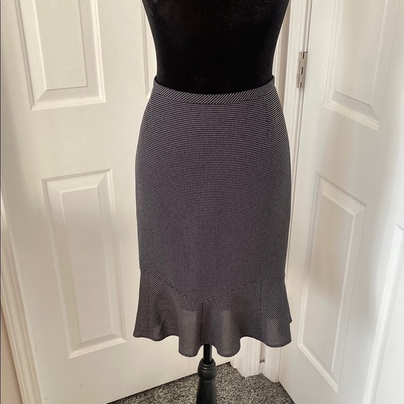 Y2k Knee-Length Pencil Skirt with Ruffled Flounce Hem. - Picture 1 of 12